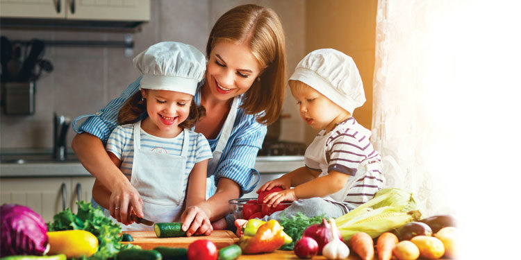 Immagini Stock - Alimenti Per Bambini Con Frutta E Verdura Con